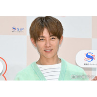 杉浦太陽「朝のドタバタ後の癒し」膝によじ登る第5子・夢空（ゆめあ）ちゃんの姿公開「天使の笑顔」「リモコン握りしめてて可愛い」