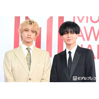 【MAJ2026】King ＆ Prince、メンカラ思わせる対照的なスーツ姿 レカペで歓声にも応える