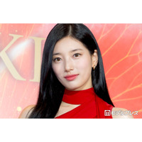 スジ、美スタイル際立つ真紅ノースリドレスで登場「気分に大きな影響を与える」もの明かす
