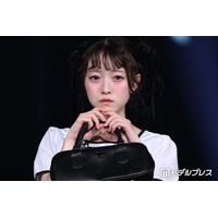 CUTIE STREET梅田みゆ、上品ガーリーなモノトーンコーデ 可愛らしい仕草で存在感放つ【オキコレ2026】