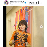 森高千里、圧巻スタイル際立つミニスカ衣装公開「奇跡の美脚」「スタイルが変わってない」と反響