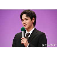 JO1豆原一成、左手薬指に“指輪” 新郎姿で大御所女優を腕組みエスコート【夫婦と16歳～狂気の隣人～】