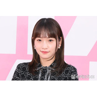 川栄李奈、美肩際立つオフショル姿でディズニー満喫「肌の透明感すごい」「顔小さすぎてサングラスが大きく見える」と反響