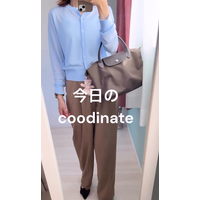 ライトブルーの【ユニクロ】シアーカーデが涼しく爽やか。タックワイドパンツ合わせで夏の通勤コーディネートが完成【40代の毎日コーデ】