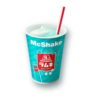 マクドナルド×森永製菓がコラボ、“6年ぶり復活”ラムネシェイク＆新作ミルクキャラメルパイも