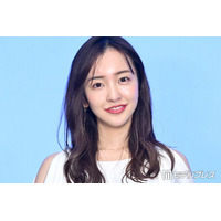 板野友美、プールでのビキニショットに熱視線「透き通るような美肌」「くびれが美しすぎる」