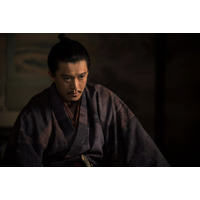 大河「豊臣兄弟！」信長役・小栗旬、平手打ち・ドロップキック…迫力アクションに視聴者震撼「まるでクローズZERO」「怖すぎる」