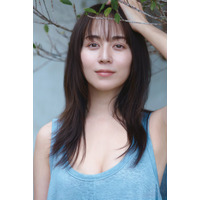 比嘉愛未「FRIDAY」初表紙＆巻頭グラビアで美肌輝く
