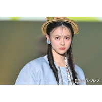 “顔面重要文化財”AKB48センター伊藤百花、ショーパン×透けニーハイコーデで美脚スラリ「絵になる美しさ」「スタイル良くて憧れる」と反響