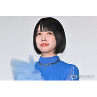あの、美脚際立つ衣装ショット「膝下長くて綺麗」「さすがの着こなしですね」