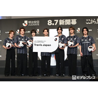 Travis Japan、JリーグSPアンバサダー就任「夢が叶った」“特大名刺パネル”＆公式試合球贈呈に全力歓喜