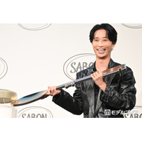 SixTONES田中樹、黒髪イメチェンで印象ガラリ 会見中に衣装チェンジで“オフ”姿も披露