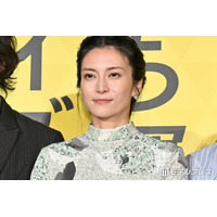 柴咲コウ、幼少期ショット公開「どの時代も可愛い」「家族も美人すぎ」と反響