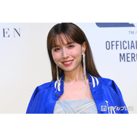 May J.、オフショルミニドレスから美スタイル披露「脚がまっすぐで綺麗」「憧れのスタイル」