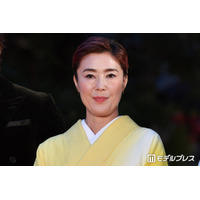 寺島しのぶ、海パン姿の息子・尾上眞秀の姿公開「夏らしさ全開」「海が似合いすぎる」と反響