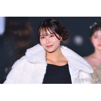 元NMB48白間美瑠、黒透けタイツ×ミニ丈ワンピで美脚スラリ 白ファーがアクセント【関コレ2026A/W】
