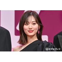山下美月、美肩際立つワンショルドレス姿披露「神話の女神みたい」「華奢で憧れる」と絶賛の声