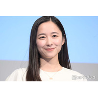 堀田真由、美肩際立つボリューム黒ドレス姿公開「華奢な肩憧れる」「上品な雰囲気で素敵」と絶賛の声
