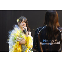 日向坂46山口陽世卒業セレモニー、ライブハウスにメンバー全員集合 黄色いドレス姿でスピーチ「6年半、とても私は幸せでした」