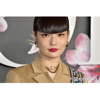 秋元梢、姪っ子顔出し沖縄旅行満喫ショット公開「笑顔がそっくり」「美女2人」の声