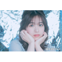 元AKB48メンバー、ノースリ×シャツのレイヤードで美肩チラリ「ラインが綺麗」「透明感レベチ」と反響