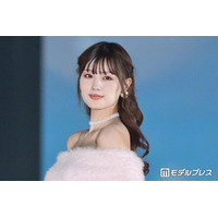 Netflix「ダウンタイム」で話題・鶴嶋乃愛、オフショルから美デコルテ際立つ「上品で綺麗」「透明感すごい」と反響続々【ガルアワ2026A/W】