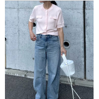 甘いピンクをデニムと合わせて大人仕様に。新鮮な色使いで遊ぶ華やかスタイル【40代の毎日コーデ】