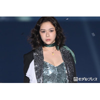 村重杏奈、胸元ざっくりドレス姿でクールな表情「大人の色気」「雰囲気違う」の声【TGC北九州2026】