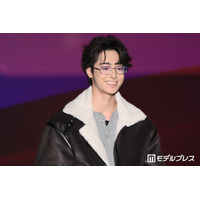 谷原七音、ボアジャケット×メガネで大人秋冬コーデ「かっこよすぎる」「知的な雰囲気」の声【TGC北九州2026】