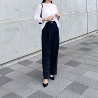 抜け感シアー×美脚トラウザー。白トップスのきれいめ秋スタイル【40代の毎日コーデ】