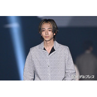 駒木根葵汰、パリは「地獄のような世界」現地で遭遇したデモの“恐怖”を伝える「顔を覆った群衆が劇場の周りを…」
