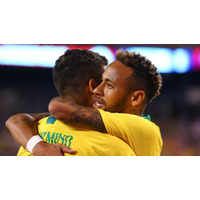 ネイマールとフィルミーノ、あの元Jリーガーとハグ！これはグッとくる