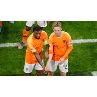 ワイナルダムとデヨングがやった「反人種差別セレブレーション」がこれ