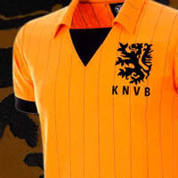 オランダ代表、「オレンジの歴史を楽しむ」レトロなユニフォームとジャケット