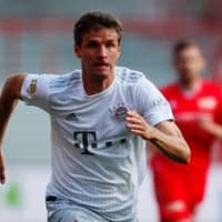 バイエルンMFミュラー、再開初戦で監督をキック！？「その瞬間」がこれ