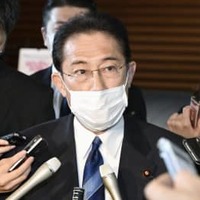 首相と会談後、現金給付の額について明らかにする自民党の岸田政調会長＝3日午後、首相官邸