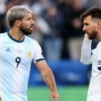 アグエロ、ミスった自分をメッシと交代させる　サッカーゲームで