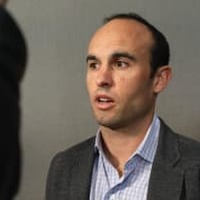 差別を受けた仲間のため「全員で試合を放棄」…指示した監督はあのドノヴァン氏