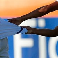サッカー史上最恐？自分の肩がもげそうになる「スッポンタックル」がエグい