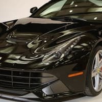 クロースとメンディ、イカツい漆黒フェラーリで乗り付ける