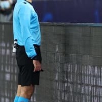 ピッチ上の放尿を激写された主審、尿失禁に苦しんでいた…審判協会は「執拗」とSNS批判