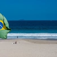 ブラジルの女性は水着でもこんなにリフティングがうまい