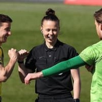英プロリーグ、初めて「女性が主審を担当」！歴史的ジャッジが話題
