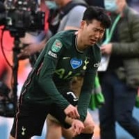 ソン・フンミン、号泣…デブライネたちが優しく慰める