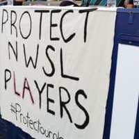 米女子サッカー、指導者の性的虐待に抗議…試合を中断し「円陣」作る