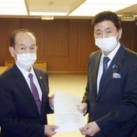 岸防衛相（右）に要請書を手渡す青森県三沢市の小檜山吉紀市長＝8日午後、防衛省