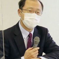 記者会見する熊本大の清水聖幸副学長＝8日午後、熊本市