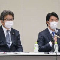 ウェブ関連会社などに損害賠償などを求めた訴訟の第1回口頭弁論を終え、記者会見する立憲民主党の小西洋之（右）、杉尾秀哉の両参院議員＝10日午後、国会