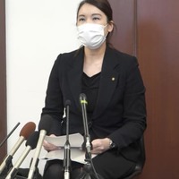 京都市役所で記者会見する豊田恵美市議＝13日午前