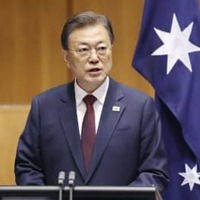 13日、オーストラリア・キャンベラで記者会見する韓国の文在寅大統領（聯合＝共同）